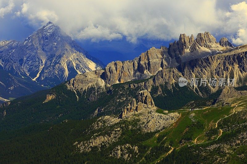 Cinque Torri 全景金色日落，Lagazuoi，白云岩，意大利蒂罗尔阿尔卑斯山